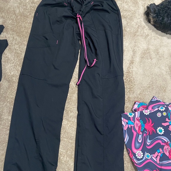 Trolls Scrub Top-Pink and Gray Scrub-star Blk bottoms. - Picture 2 of 6